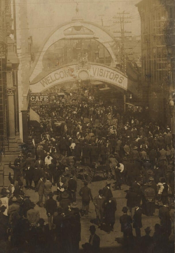 a crowd gathers around a large arch in the middle down town dallas in 1910 only hours earlier a man was lynched from that arch a crowd gathers around a large arch in the middle down town dallas in 1910 only hours earlier a man was lynched from that arch